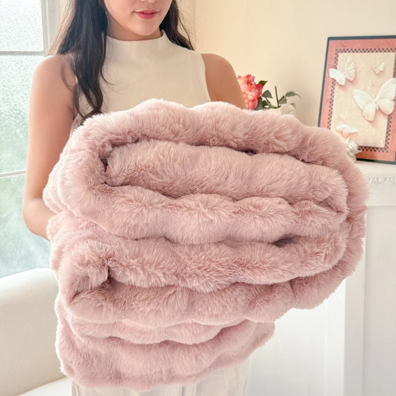 1 Piece of Double-Layered Large Rabbit Fur Style, Super Soft and Comfortable Blanket to Give You a Warm Experience