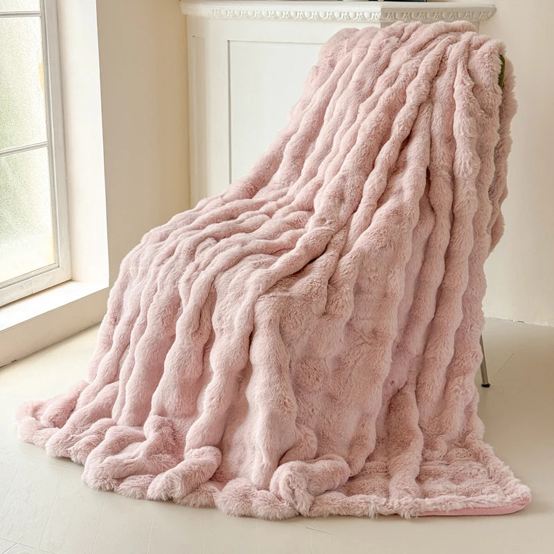 1 Piece of Double-Layered Large Rabbit Fur Style, Super Soft and Comfortable Blanket to Give You a Warm Experience