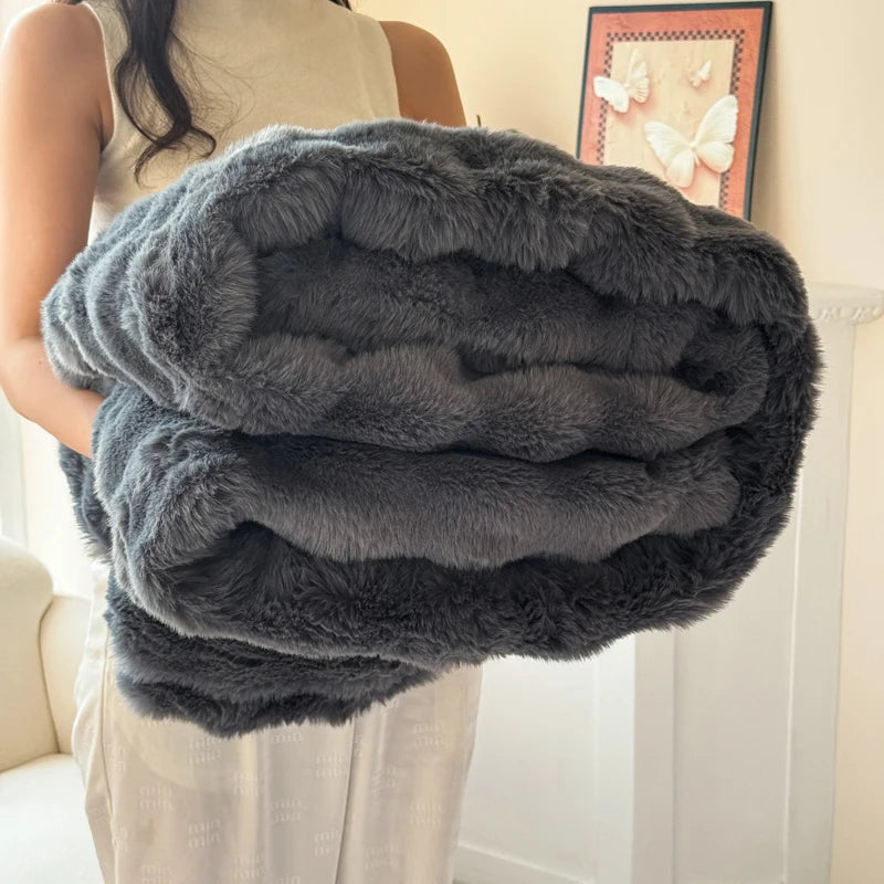 1 Piece of Double-Layered Large Rabbit Fur Style, Super Soft and Comfortable Blanket to Give You a Warm Experience