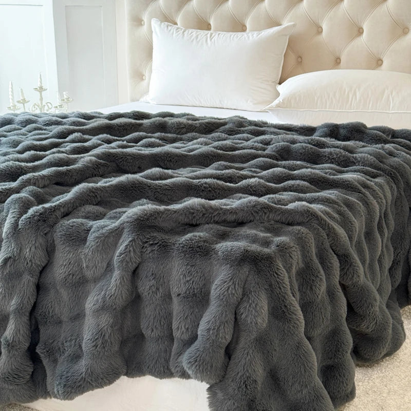 1 Piece of Double-Layered Large Rabbit Fur Style, Super Soft and Comfortable Blanket to Give You a Warm Experience